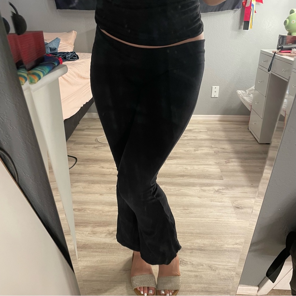 LOW-RISE FLARE LEGGINGS